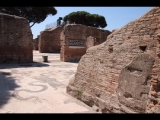 00825 ostia - regio ii - insula iv - terme di nettuno (ii,iv,2) - raum 5 - frigidarium - mosaiken - skylla - blick von norden aus raum 6 - 06-2022.jpg